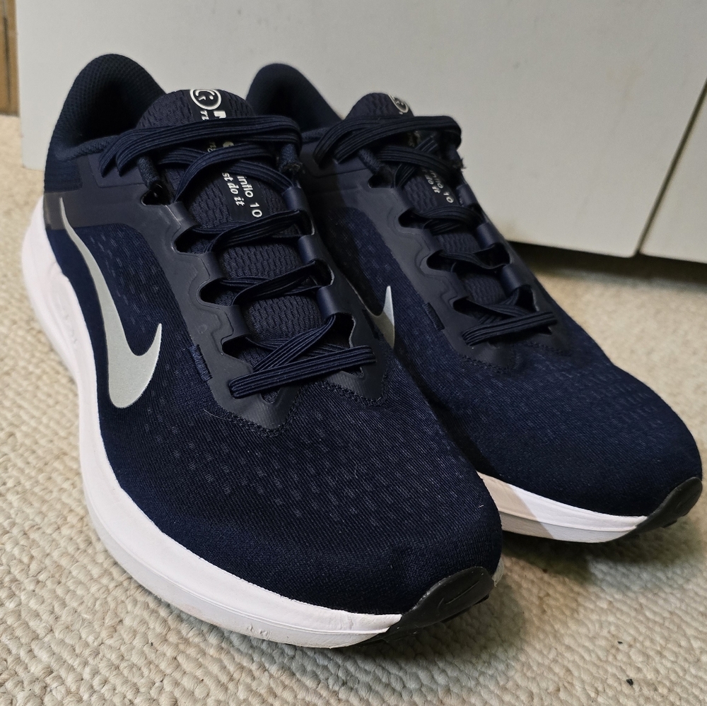 MEN'S Nike Winflo 10 running shoes. Navy Blue upper, white lower.
